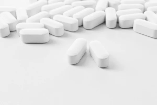Montón de pastillas blancas —  Fotos de Stock