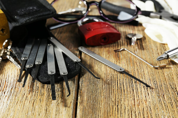 Set of lock-picking tools