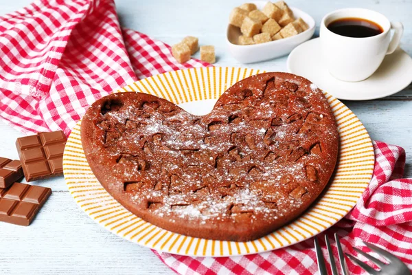 Torta al cioccolato fatta in casa sul tavolo — Foto Stock