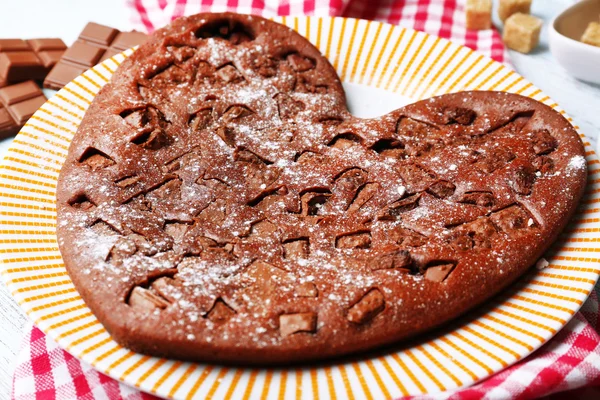 Torta al cioccolato fatta in casa sul tavolo — Foto Stock