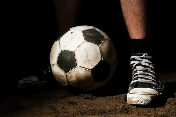 Bola de futebol e pés em tênis — Fotografia de Stock