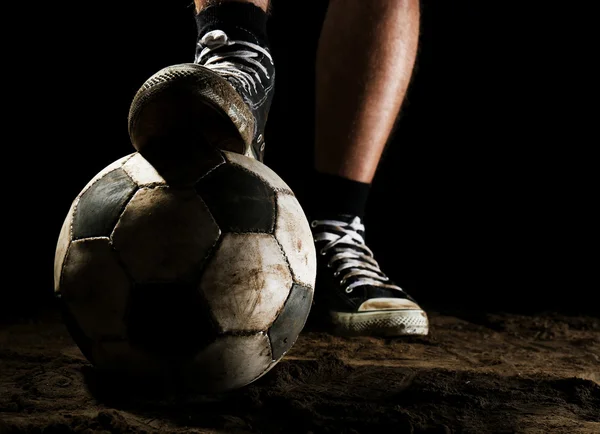 Bola de futebol e pés em tênis — Fotografia de Stock