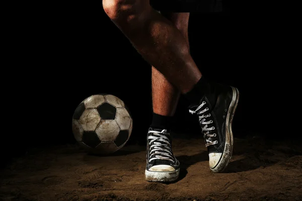 Voetbal en voeten in sneakers — Stockfoto