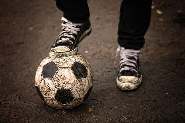 Fotboll på marken i regnig dag — Stockfoto