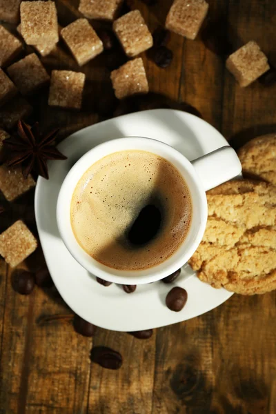 Tasse Espresso und leckeres Gebäck — Stockfoto