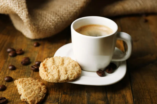 Tasse Espresso und leckeres Gebäck — Stockfoto