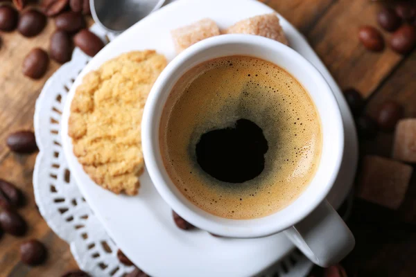 Filiżankę kawy i smaczne ciasteczko — Zdjęcie stockowe