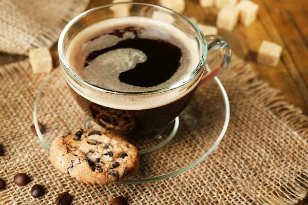 Glas kopp kaffe och läckra cookie — Stockfoto