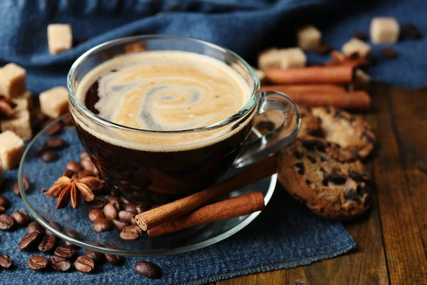 Tazza di caffè e biscotti al cioccolato — Foto Stock