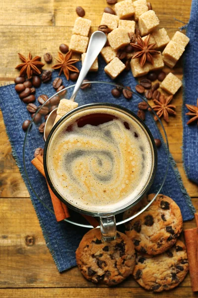 Tasse Kaffee und Schokoladenkekse — Stockfoto