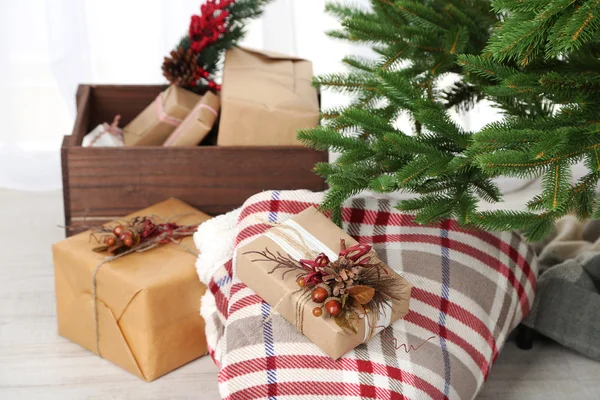 Presentes de Natal perto da árvore de Natal — Fotografia de Stock