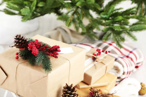 Presentes de Natal perto da árvore de Natal — Fotografia de Stock