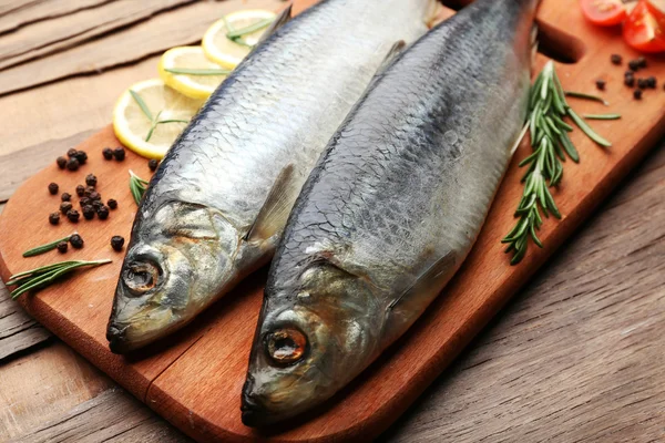 Ikan mentah segar dan bahan makanan — Stok Foto