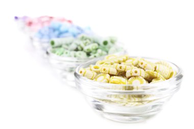 boncuk cam kase üzerinde beyaz izole