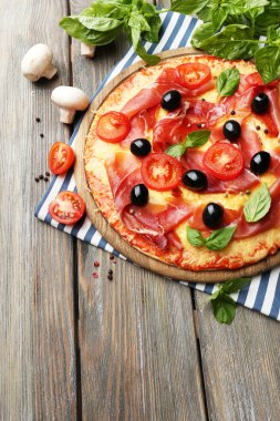 Tahta masada servis edilen lezzetli pizza.