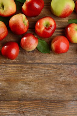 ahşap zemin üzerinde tatlı elma