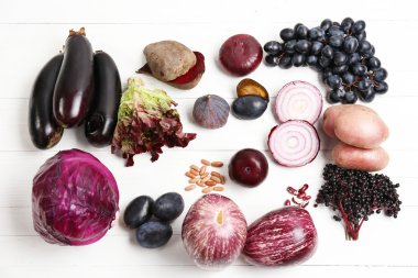 ahşap masa üzerinde taze organik sebze yakın çekim