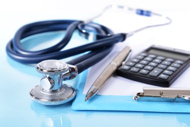 Açık mavi renkli olarak stetoskop