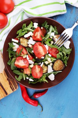 Patlıcan salata domates, roka ve beyaz peynir