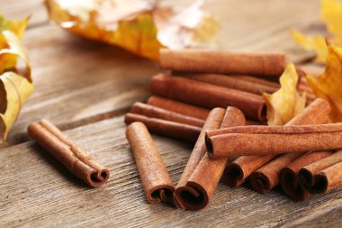 Sarı yaprakları ile tarçın sopa