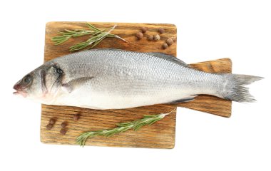 Yönetim Kurulu ve gıda malzemeler üzerinde beyaz izole kesme üzerinde taze çiğ balık