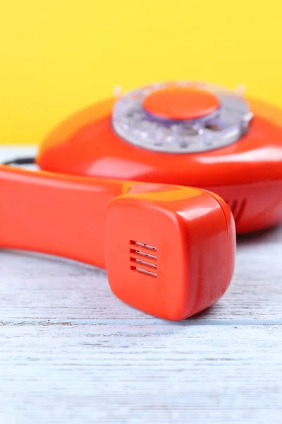 Retro-rotes Telefon auf farbigem Hintergrund, Nahaufnahme — Stockfoto