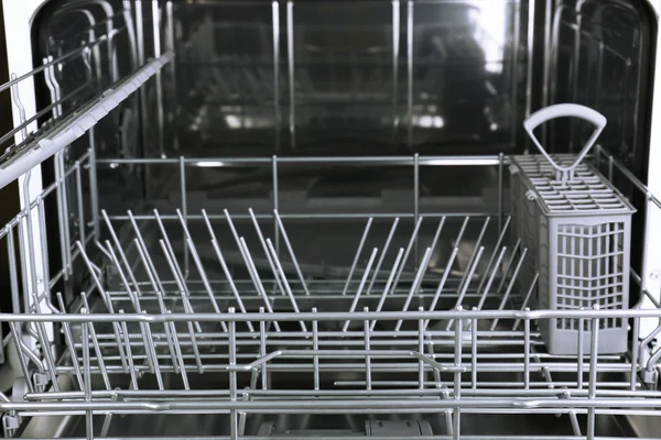Открытая посудомоечная машина без посуды — стоковое фото