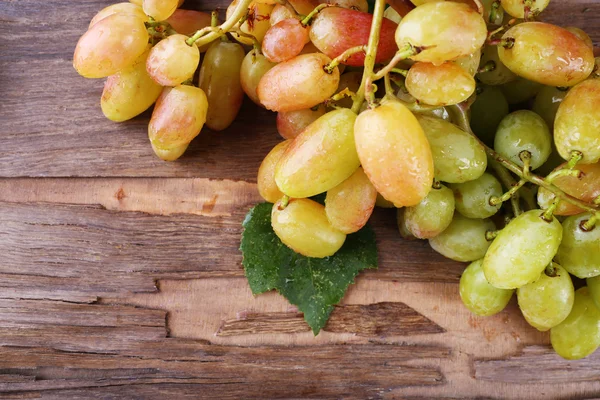 Kiść winogron na drewniane tła — Zdjęcie stockowe