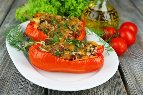 Stuffed red peppers with greens and vegetables on table close up — Stock Photo, Image