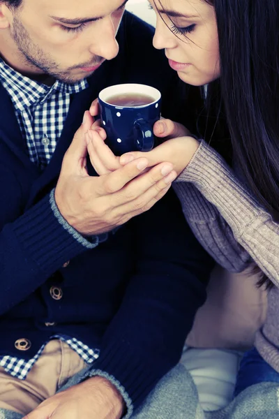 Mladý pár, pití čaje, close-up — Stock fotografie
