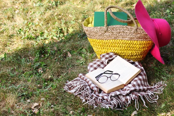 Reading books, outdoors — Stock Photo, Image