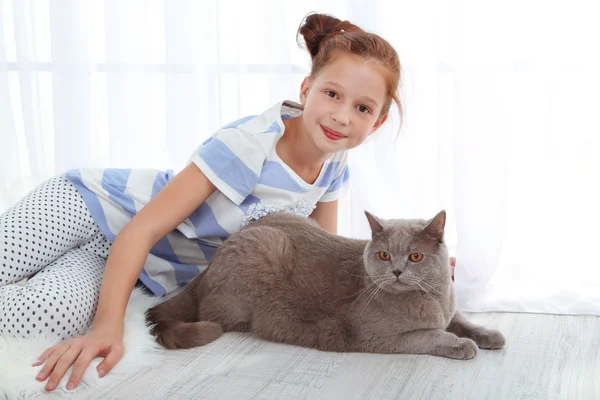 Menina bonita com gato no quarto — Fotografia de Stock