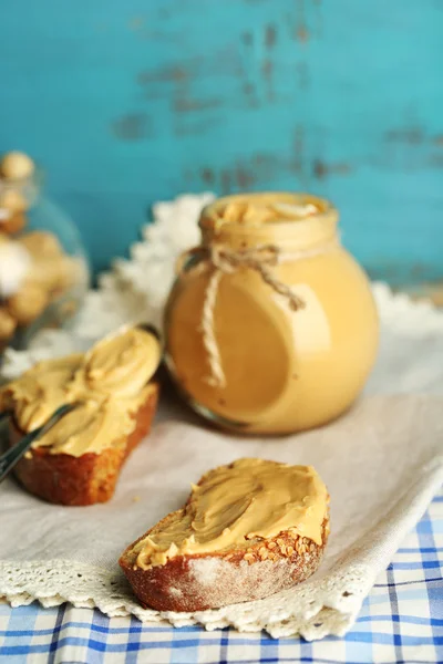 Sandwichs savoureux au beurre d'arachide frais sur fond de bois — Photo