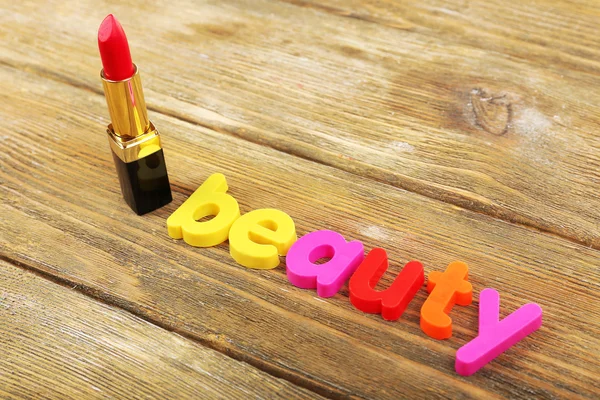 Palabra de belleza formada con letras de colores sobre fondo de madera —  Fotos de Stock