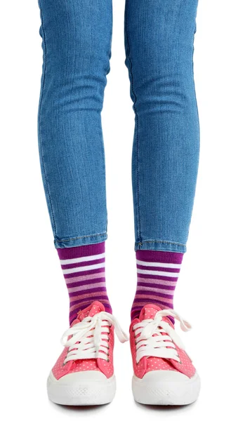 Pernas femininas em meias coloridas e tênis isolados em branco — Fotografia de Stock