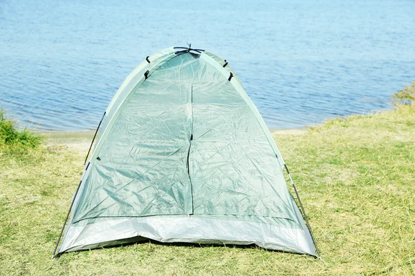 Tenda turistica su erba secca vicino al mare — Foto Stock