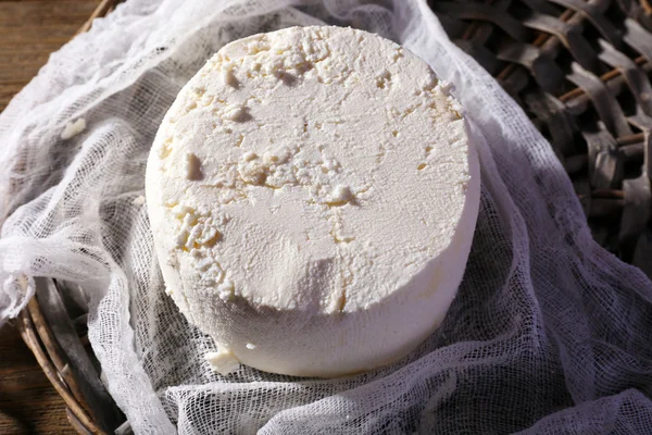 Коттеджный сыр на марле на плетеном коврике крупным планом — стоковое фото