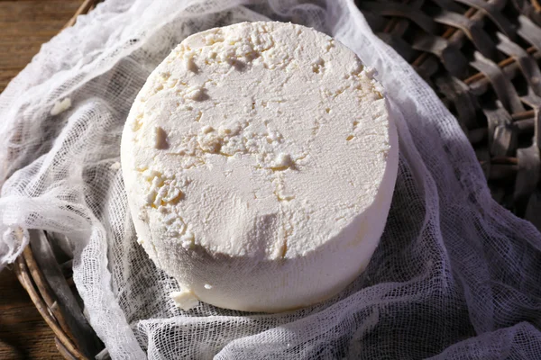 Queso de cabaña en gasa en alfombra de mimbre primer plano —  Fotos de Stock