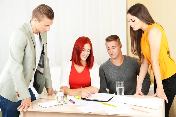 Grupp personer som sammanträder i tjänsten — Stockfoto