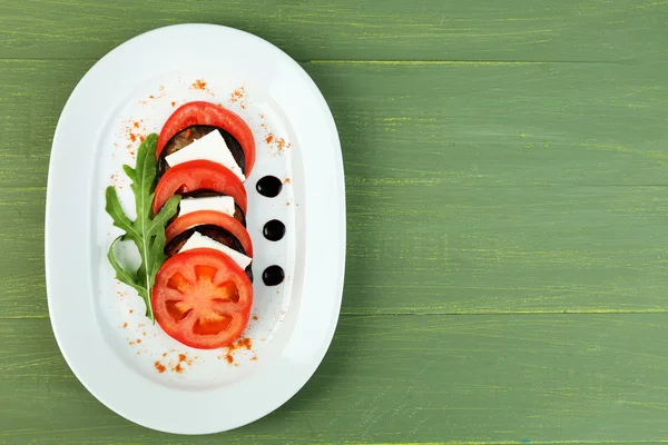 Aubergine sallad med tomat och feta ost — Stockfoto