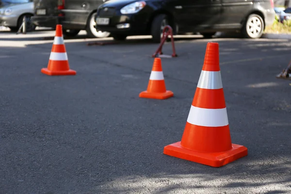 Cône de circulation sur la route — Photo