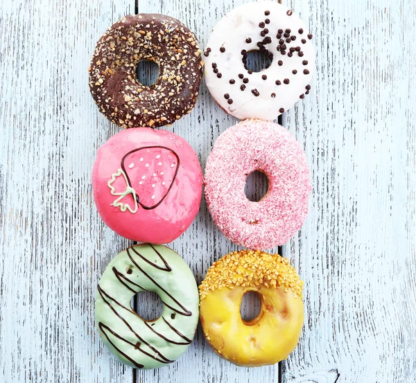 Leckere Donuts mit Glasur — Stockfoto