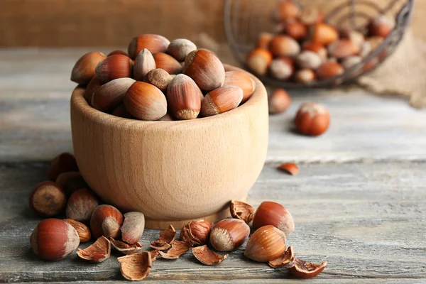 Lískové ořechy v dřevěné misce — Stock fotografie