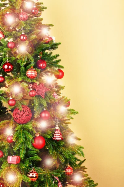 Weihnachtsbaum im Zimmer — Stockfoto