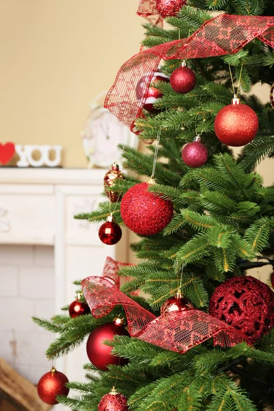 Kerstboom in kamer — Stockfoto