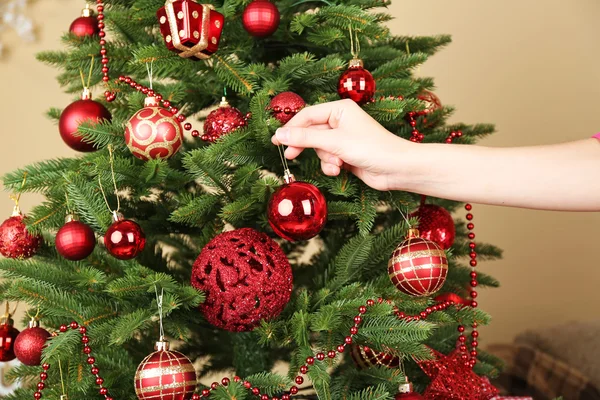 Hand kerstboom versieren — Stockfoto