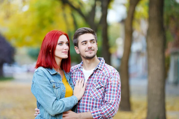 Kochająca para w jesiennym parku — Zdjęcie stockowe