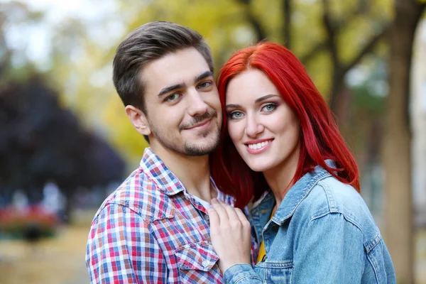 Pareja cariñosa en otoño parque — Foto de Stock