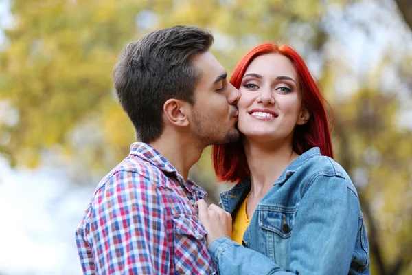 Pareja cariñosa en otoño parque — Foto de Stock