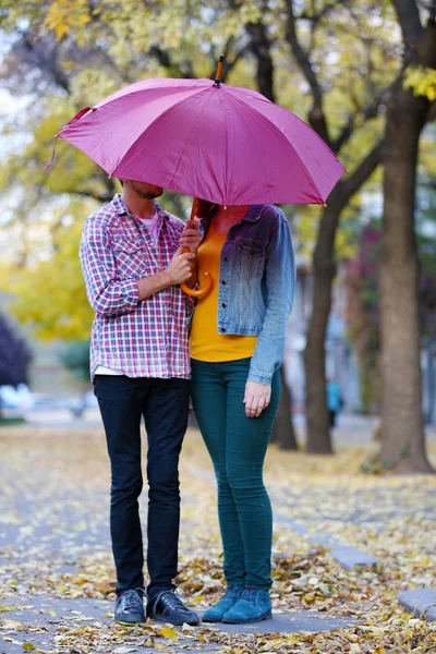 Pareja amorosa bajo un paraguas — Foto de Stock